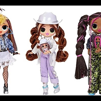 Três bonecas LOL SURPRISE com roupas e cabelos distintos em fundo branco