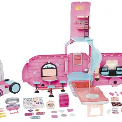 Casa de bonecas rosa em formato de caravana com acessórios variados sobre fundo branco