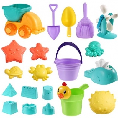 Brinquedos de praia coloridos em plástico com carrinho, baldes, pás e moldes variados