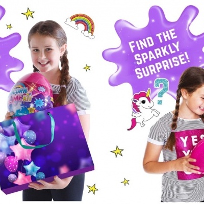 Crianças a abrir caixas coloridas com surpresa brilhante e textos promocionais