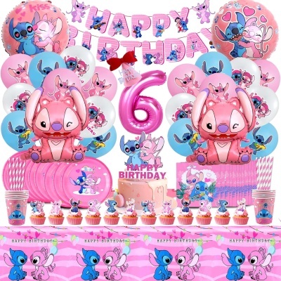 Decoração de festa de aniversário com tema Stitch e Angel em tons de rosa, azul e branco, incluindo balões, copos, pratos, bolo, cupcakes, vela de número 6 e bandeirola HAPPY BIRTHDAY.