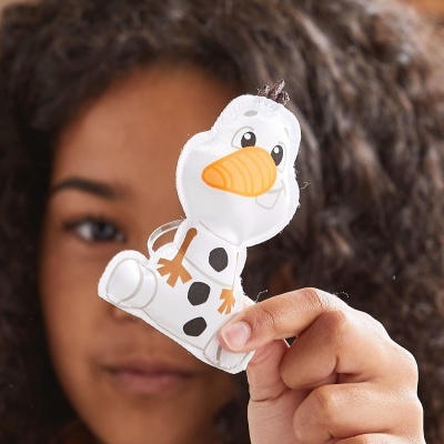 Boneco de neve em tecido branco segurado por uma mão.