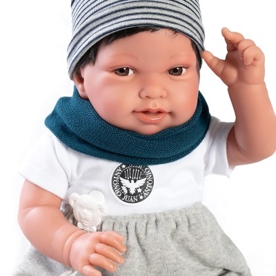 Boneco bebé com t-shirt branca, calças cinza, cachecol azul e gorro riscado azul e branco