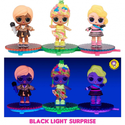Três bonecas de plástico em bases coloridas, duas imagens mostrando sob luz normal e luz negra com texto BLACK LIGHT SURPRISE.