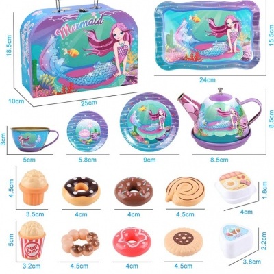 Conjunto de brinquedo de chá com tema sereia com mala, chávena, prato, bule e acessórios alimentares coloridos.