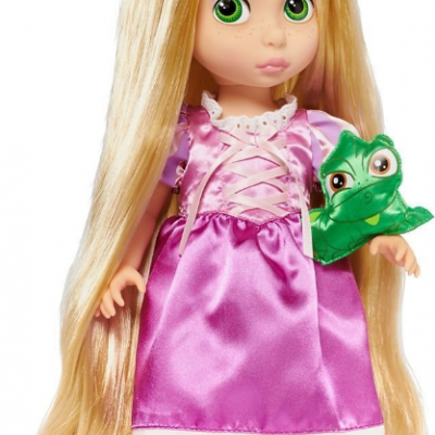 Boneca loira com vestido rosa e brinquedo de pelúcia verde