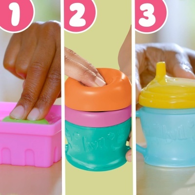 Copo de treino infantil azul com tampa amarela e peças coloridas, sendo montado em três etapas