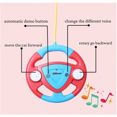 Comando em forma de volante de plástico com botões, fundo rosa e notas musicais coloridas