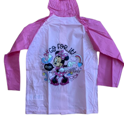 Casaco rosa e branco com estampa da Minnie Mouse e textos coloridos.