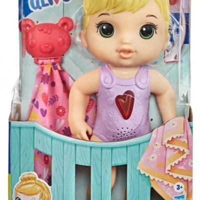 Boneca Baby Alive numa embalagem com cobertor rosa e ursinho vermelho