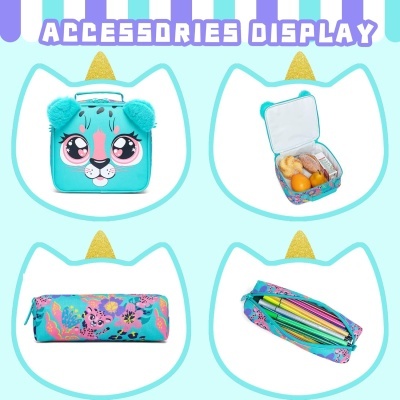 Conjunto de acessórios azuis com tema animal, incluindo mochila térmica, estojo e bolsas, exibidos em fundo claro com texto