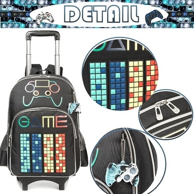 Mochila preta com rodas e puxador metálico decorada com comando de videojogo e barras coloridas