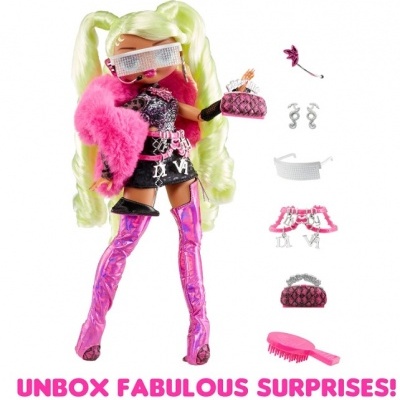 Boneca de moda com acessórios rosa e brancos e texto UNBOX FABULOUS SURPRISES