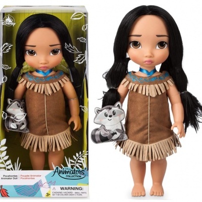 Boneca Disney Pocahontas com vestido castanho e franjas, cabelo preto, e guaxinim, em embalagem Animators Collection