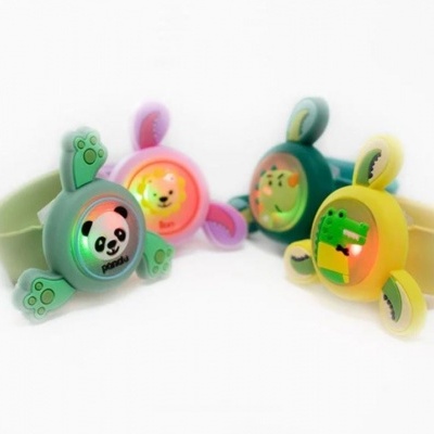 Quatro pulseiras infantis coloridas com personagens animados iluminados