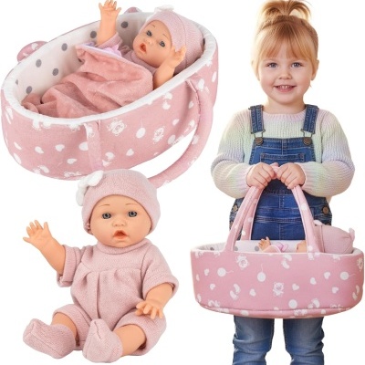 Boneca bebê vestida de rosa com cama portátil cor-de-rosa e menina segurando a cama