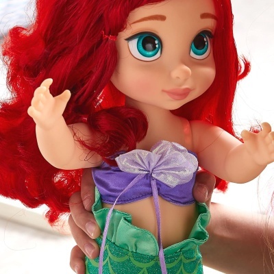 Boneca de sereia com cabelo vermelho e olhos azuis