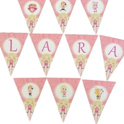 Bandeirolas de papel cor-de-rosa com desenhos animados e letras formando LARA