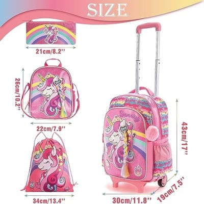 Conjunto de produtos escolares em rosa com estampa de unicórnio e arco-íris, incluindo carteira, mochila, saco e mala de rodinhas, com dimensões indicadas.