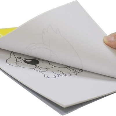 Caderno de desenhos para colorir com desenho de cão e folha a ser virada