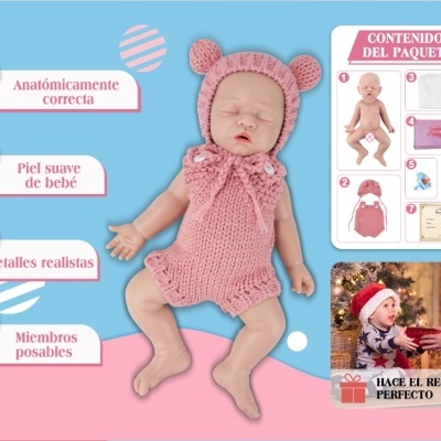 Boneca bebé realista com roupa de malha cor-de-rosa com capuz com orelhas sobre fundo azul e rosa