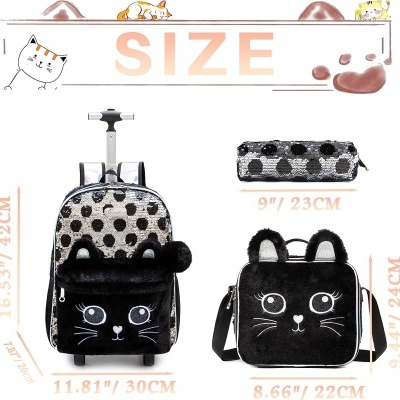 Mochila com rodas, estojo e bolsa pequenos com padrão de bolinhas e rosto de gato em preto e branco.