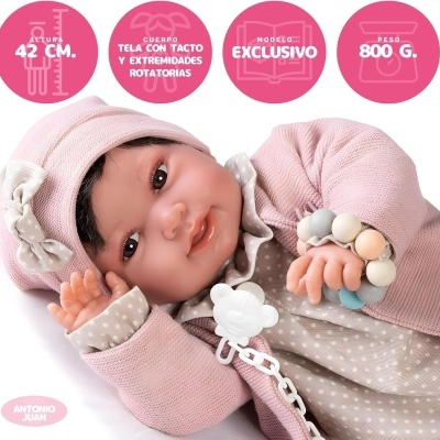 Boneca bebé realista vestida de rosa e cinza com chupeta branca e pulseira colorida