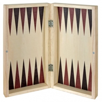 Tabuleiro de gamão de madeira aberto com triângulos vermelhos e pretos