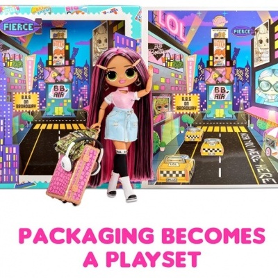 Boneca com mala de viagem frente a fundo de cidade colorida com texto