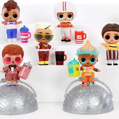 Conjunto de bonecas LOL Surprise coloridas com acessórios em suporte branco