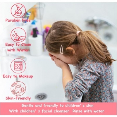 Criança lavando o rosto junto a pia com texto descritivo de produto de cuidados faciais infantis