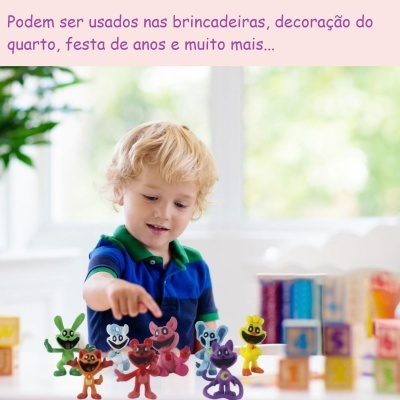 Menino a brincar com figuras coloridas de animais em mesa branca com blocos de madeira ao fundo