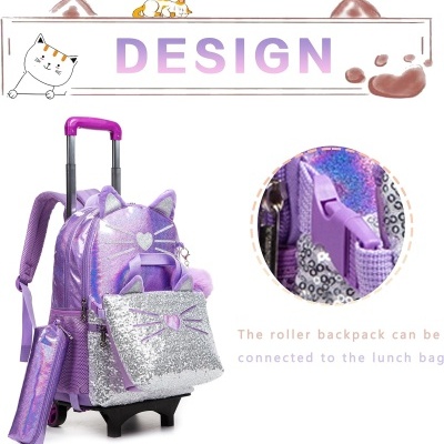 Mochila de rodinhas lilás com design de gato e acessórios prateados com glitter