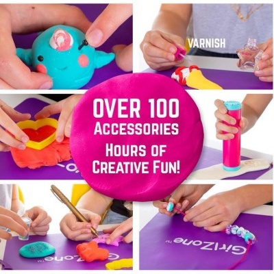 Mãos a usar massa de modelar colorida e acessórios sobre superfícies roxas com texto promocional central