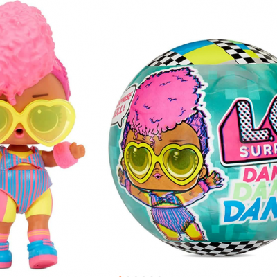 Boneca LOL Surprise com cabelo rosa e óculos amarelos ao lado da embalagem esférica com texto