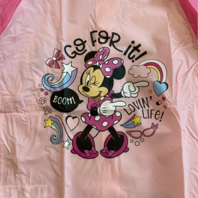 T-shirt rosa claro com estampa da Minnie Mouse e textos coloridos