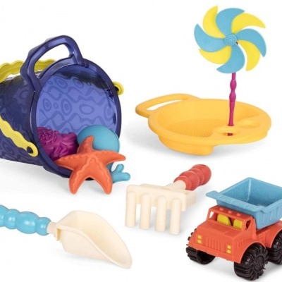 Brinquedos coloridos para brincar na areia, incluindo balde, carrinho, pá, ancinho e moinho de vento.