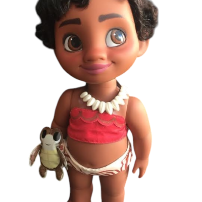 Boneca com biquíni vermelho e bege segurando tartaruga de pelúcia