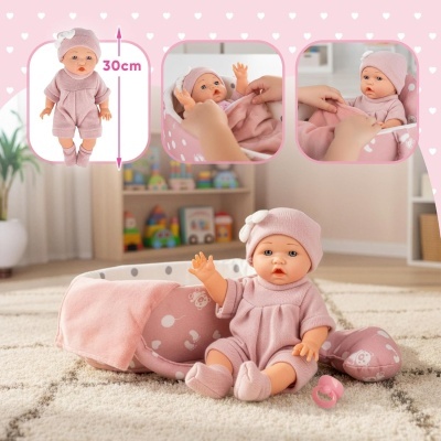 Boneca bebé com roupa rosa e cama rosa para bebé num quarto de crianças