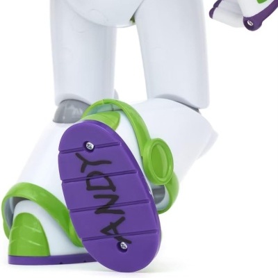 Brinquedo Buzz Lightyear em plástico branco, verde e roxo com sola do pé escrita ANDY.