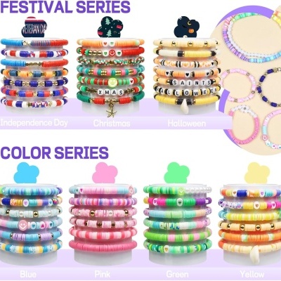 Pulseiras coloridas organizadas por séries temáticas com textos visíveis em silicone.