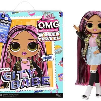 Boneca LOL Surprise OMG City Babe com cabelo rosa e castanho e roupa de moda ao lado da sua embalagem colorida