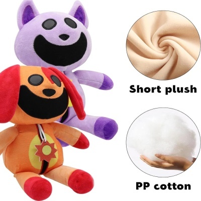 Dois peluches, um roxo e outro laranja, com detalhes sobre o material Short plush e PP cotton