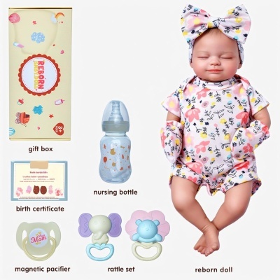 Conjunto de produtos para bebé reborn com boneca vestida com fato floral cor-de-rosa, azul e amarelo e acessórios