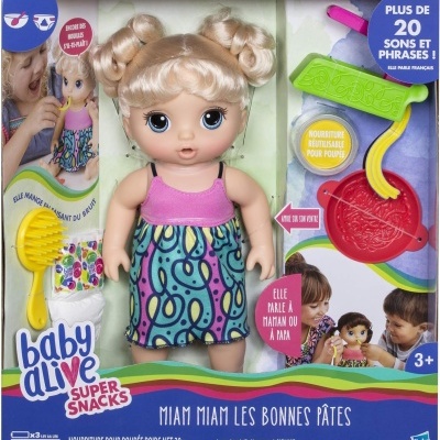 Boneca Baby Alive Super Snacks com vestido azul e rosa e acessórios de cozinha em embalagem colorida