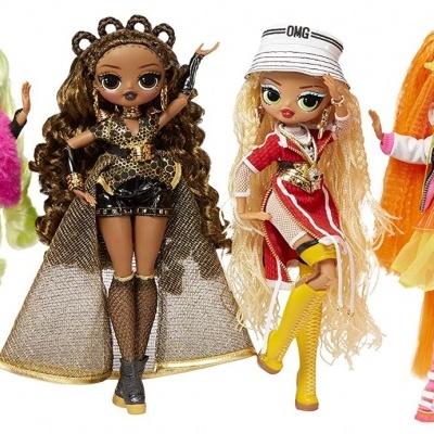 Quatro bonecas coloridas com roupas detalhadas e estilos variados