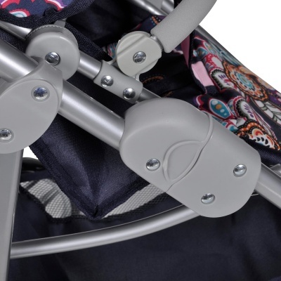 Detalhe de carrinho de bebé com estrutura metálica cinza e tecido colorido