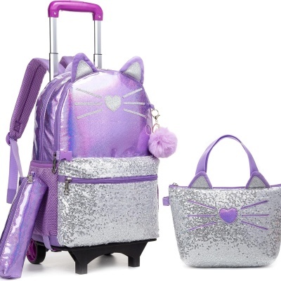 Mochila roxa de rodinhas com bolso prateado brilhante e bolsa prateada com detalhes roxos em forma de gato