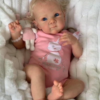 Boneca bebé realista com body rosa e coelho bordado, fita de cabelo, pulseira e brinquedo de pelo rosa