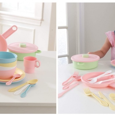 Conjunto colorido de utensílios de cozinha para crianças sobre mesa branca